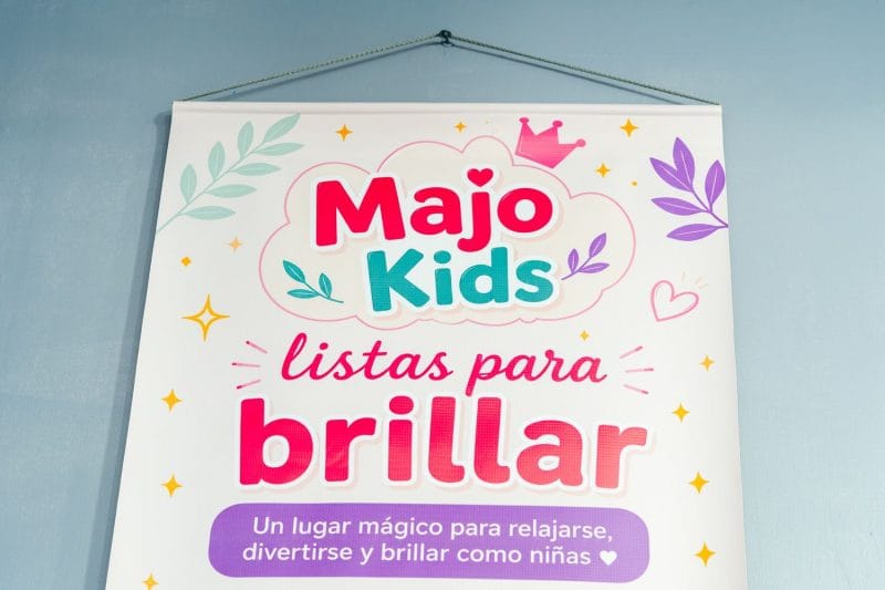 Pendón colgante con sistema de sujeción (tubo + cordel) incluido.