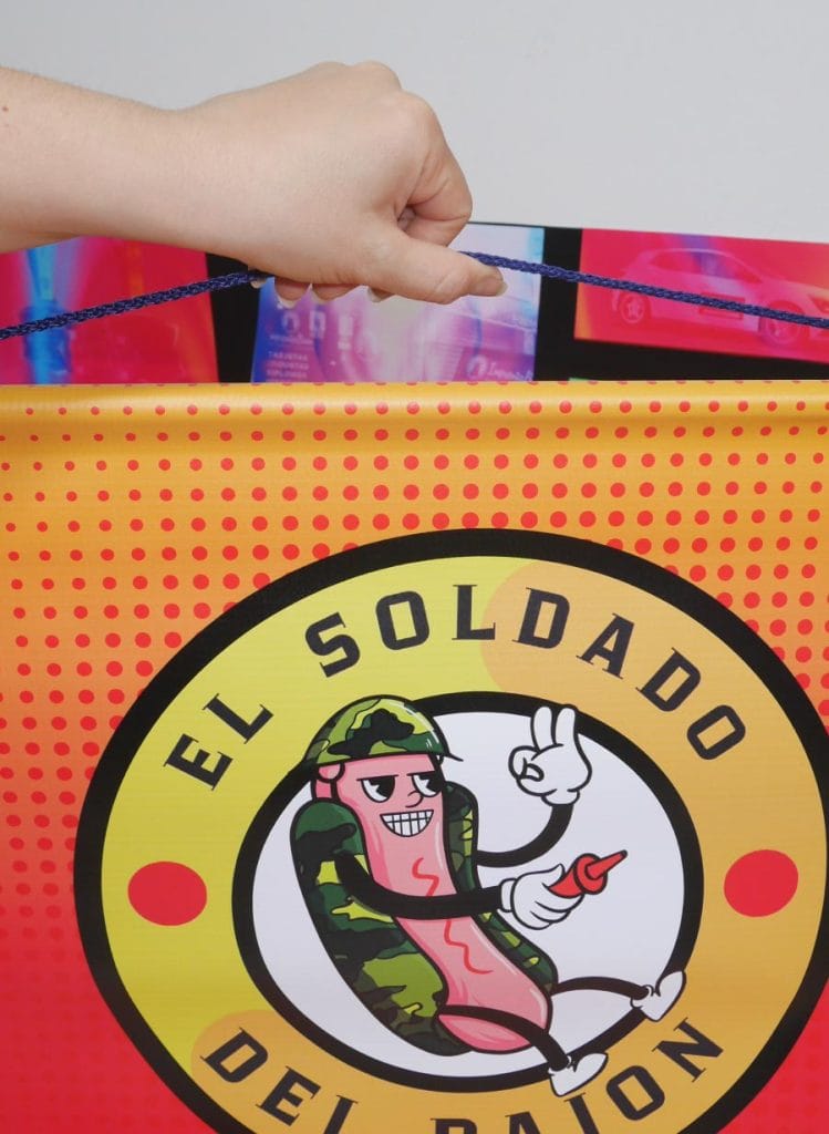 Pendón promocional en tela PVC resistente para ferias y eventos