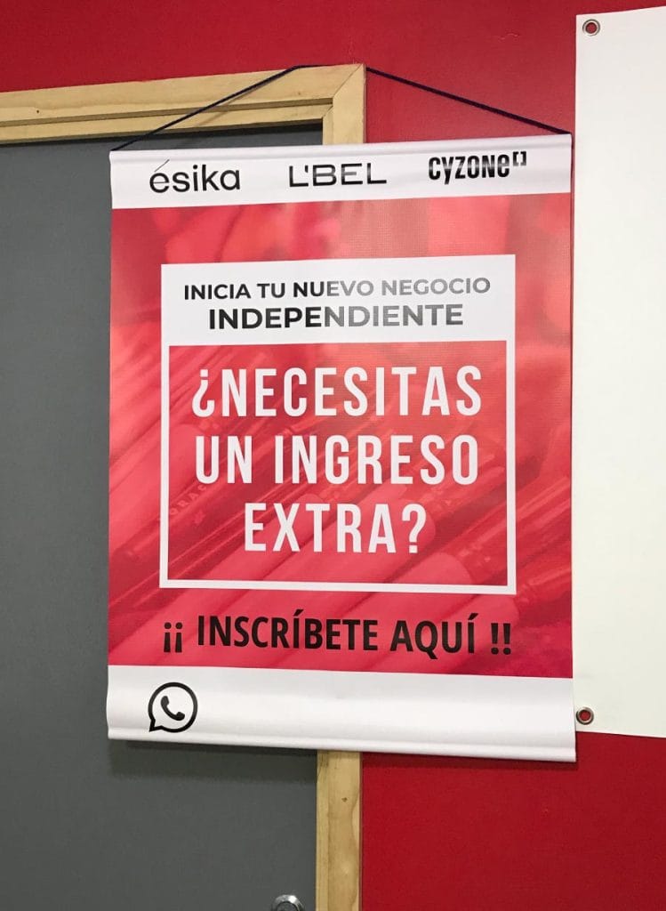 Pendón promocional en tela PVC resistente para ferias y eventos Pendón publicitario suspendido para señalización en locales comerciales