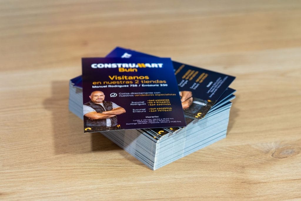 Impresión de flyers publicitarios tamaño 10x14 cm para campañas de marketing en locales comerciales y eventos.