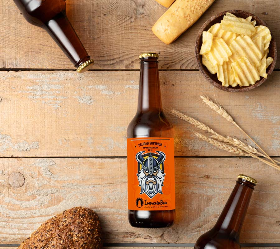 Label - Botellas de cerveza con etiquetas adhesivas listas para aplicar.