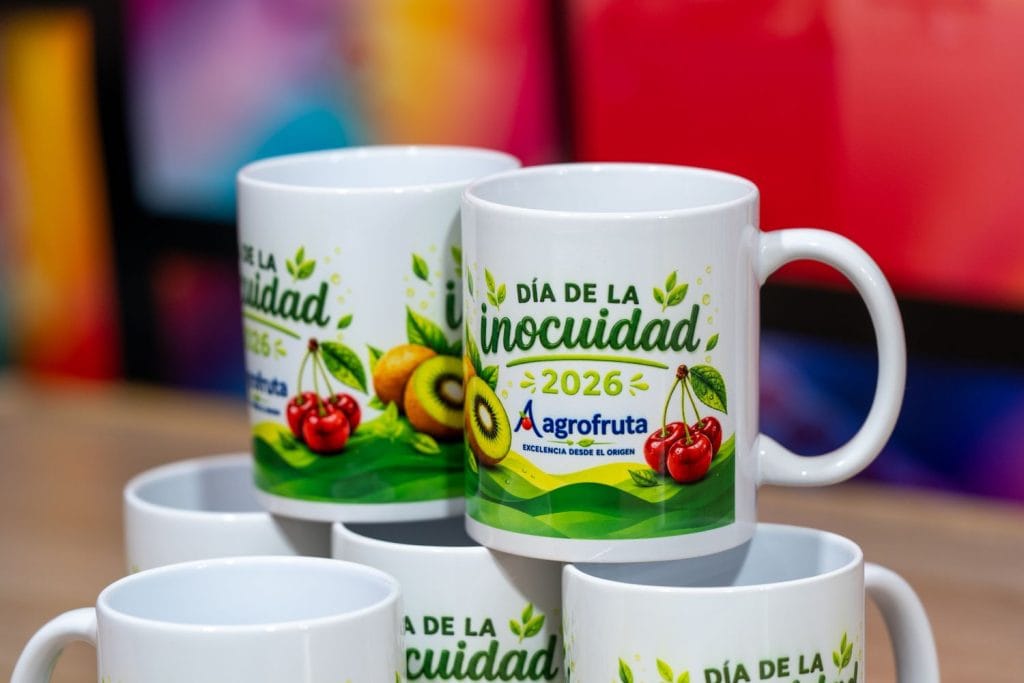 Tazones blancos sublimados con diseño corporativo, servicio de impresión personalizada en Buin para eventos y celebraciones.