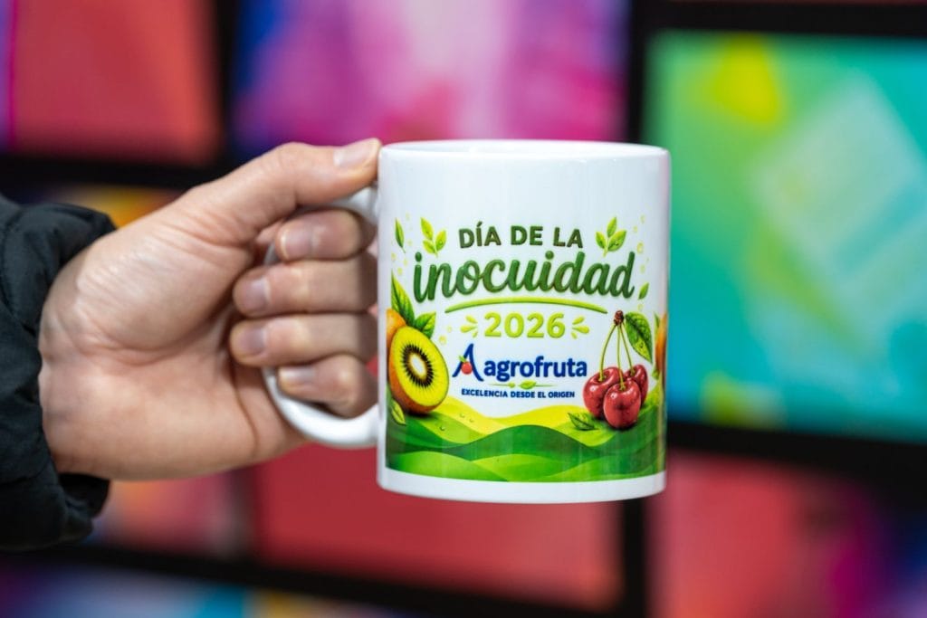 azones de cerámica personalizados con logo de marca para merchandising y kits de bienvenida a trabajadores.