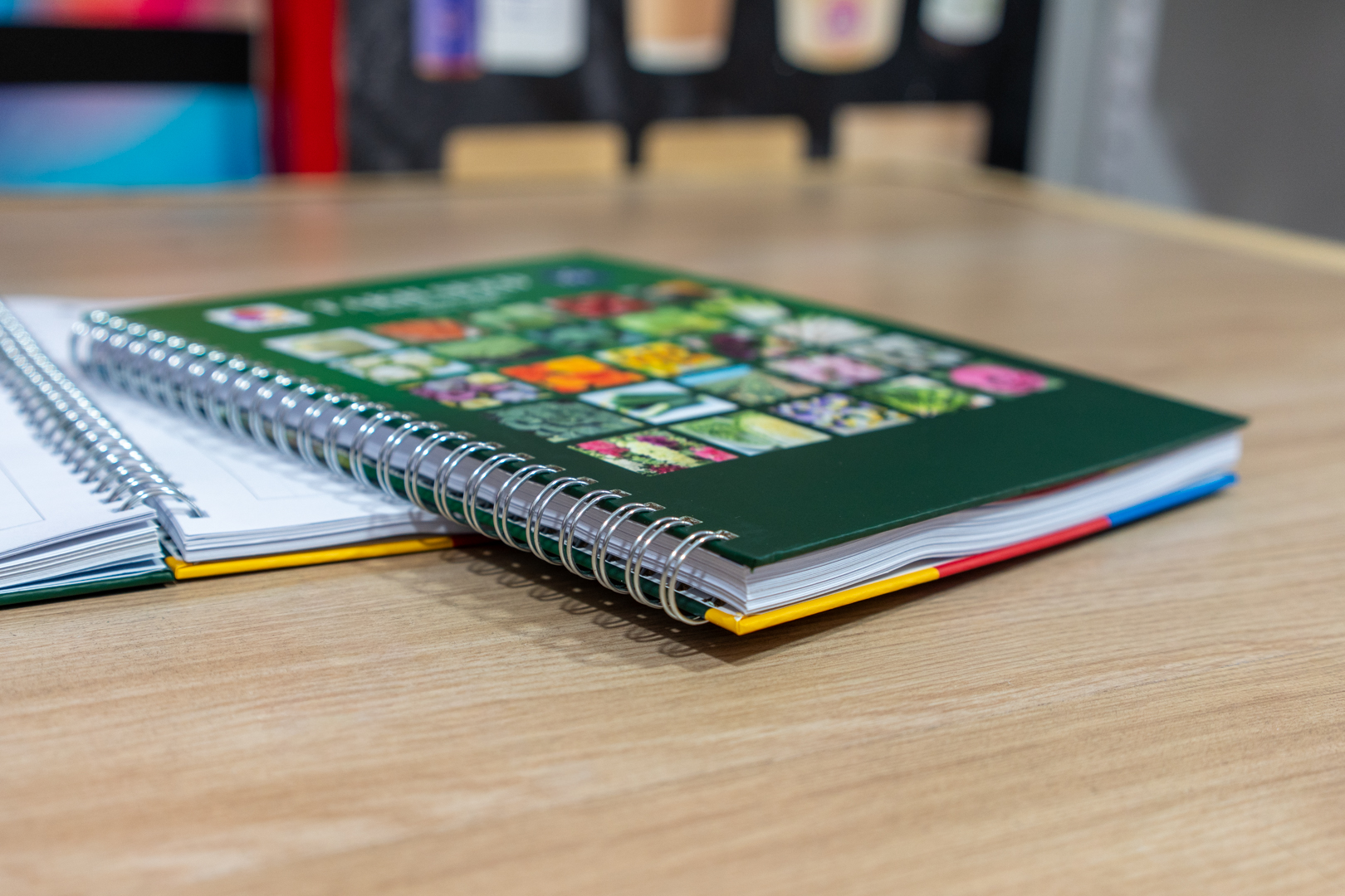 Cuadernos corporativos de 15 x 21 y 18 x 24 cm con tapa dura, anillado metálico e interiores personalizados