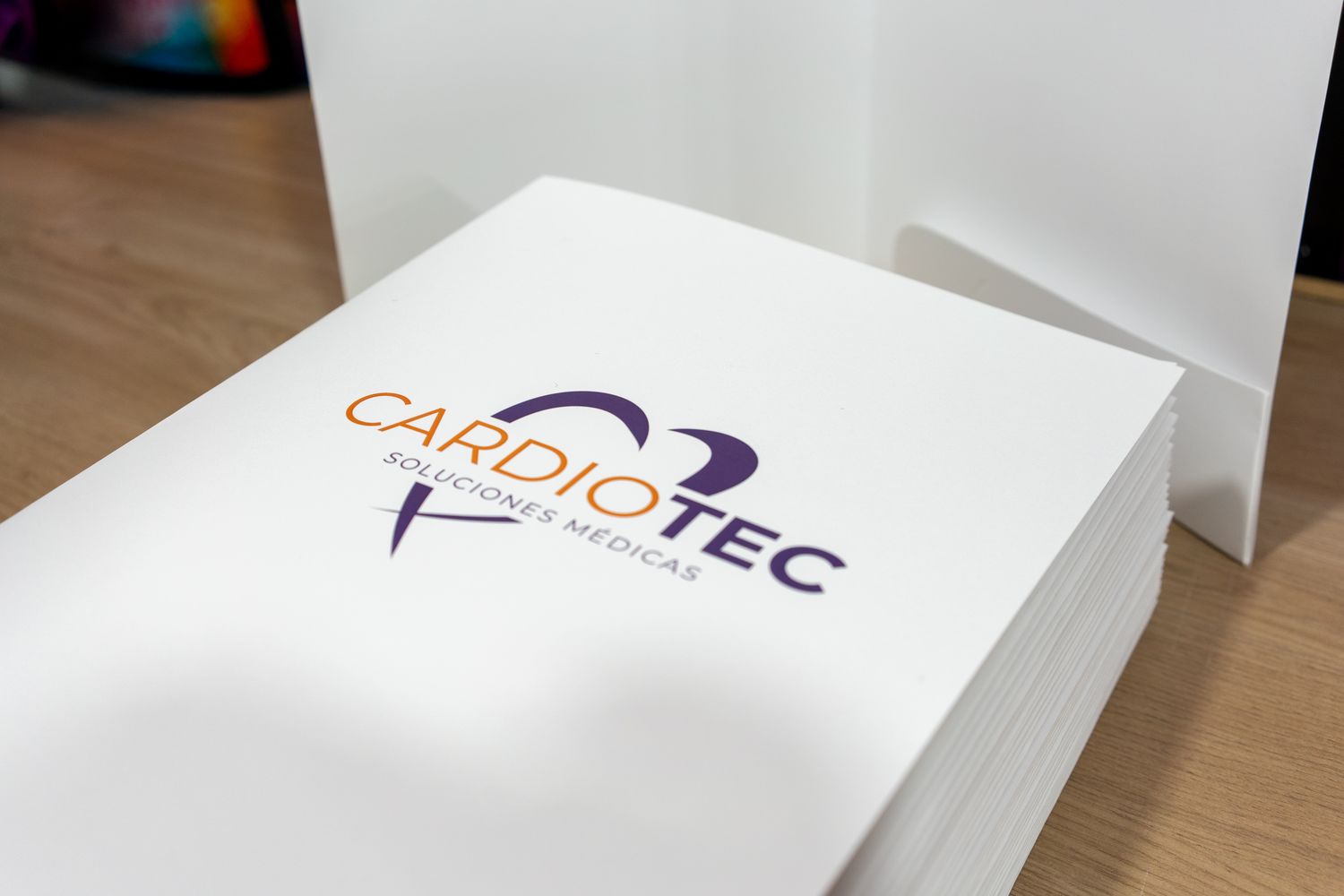 Carpeta corporativa impresa full color para presentar documentos de empresa