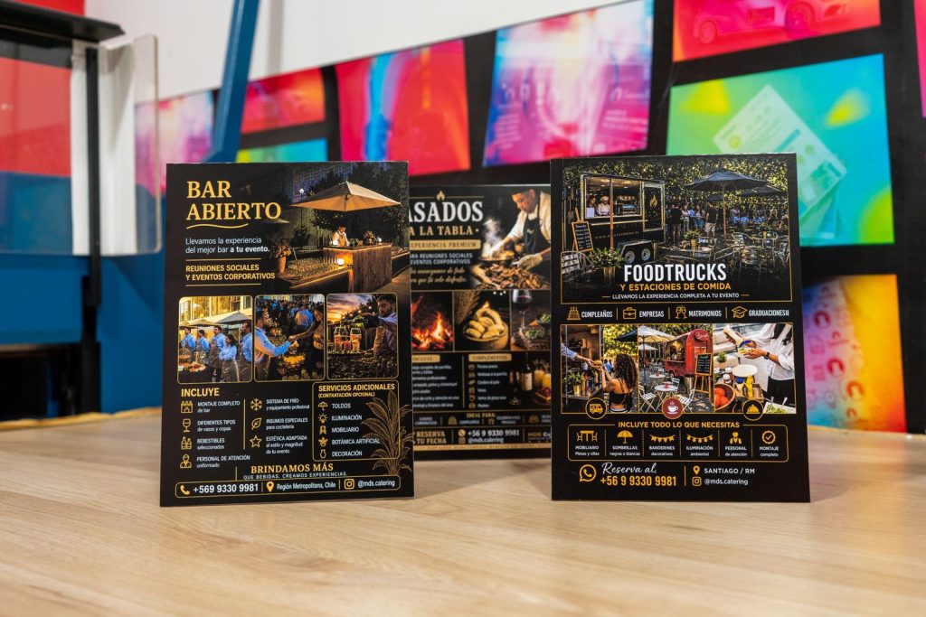 Parante publicitario tipo L de mesa fabricado en Chile para vitrinas y counters