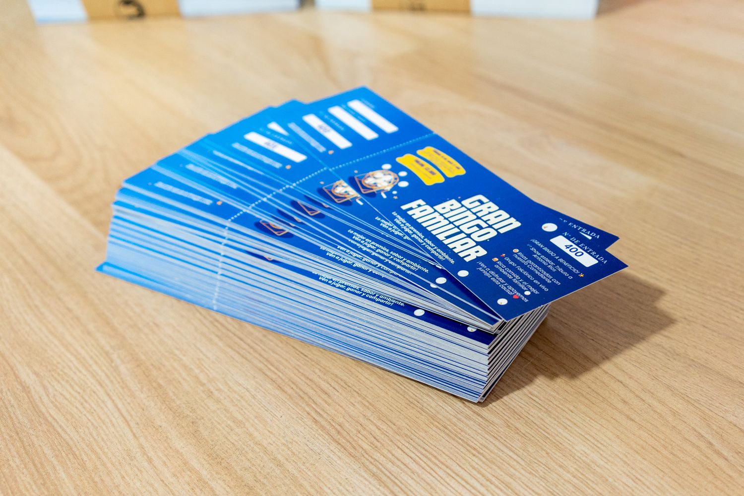 Impresión de entradas para eventos físicos, tickets con colilla desprendible para anotar datos de pago y asistencia.