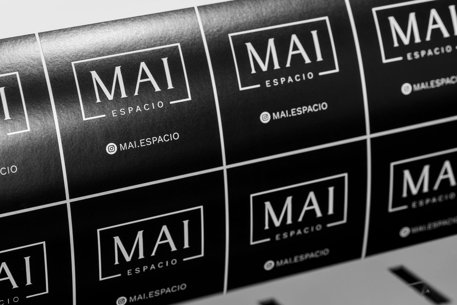Detalle del medio corte o troquelado en stickers cuadrados de PVC impresos por metro cuadrado.