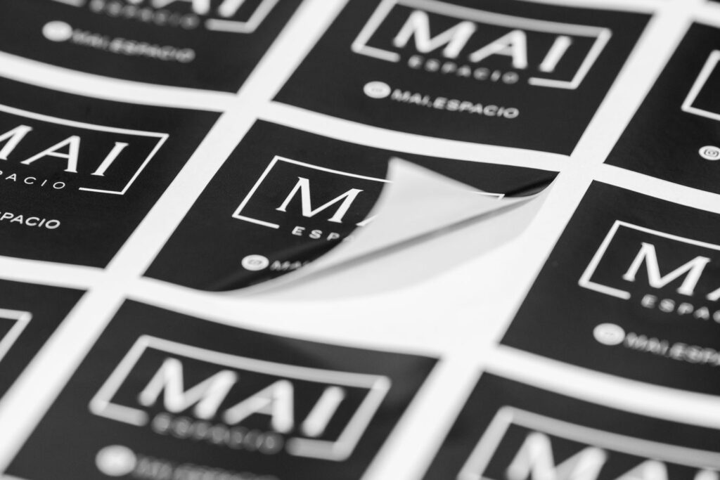Impresión de etiquetas adhesivas personalizadas por metro cuadrado para marca de diseño.