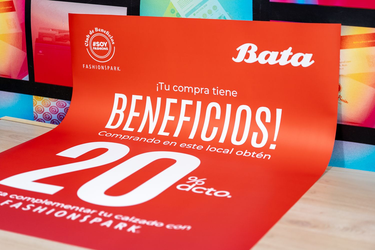 Afiche promocional de descuentos impreso en material sintético antidesgarro con tipografía nítida y sin reflejos.