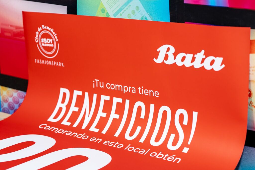 Detalle de impresión del logo sobre papel sintético mostrando la textura premium, lisa y mate del material plástico.