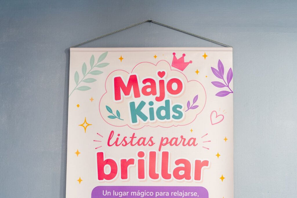 Pendón publicitario colgante fabricado en Buin, con terminación profesional en tubos y cordel para una mejor caída.