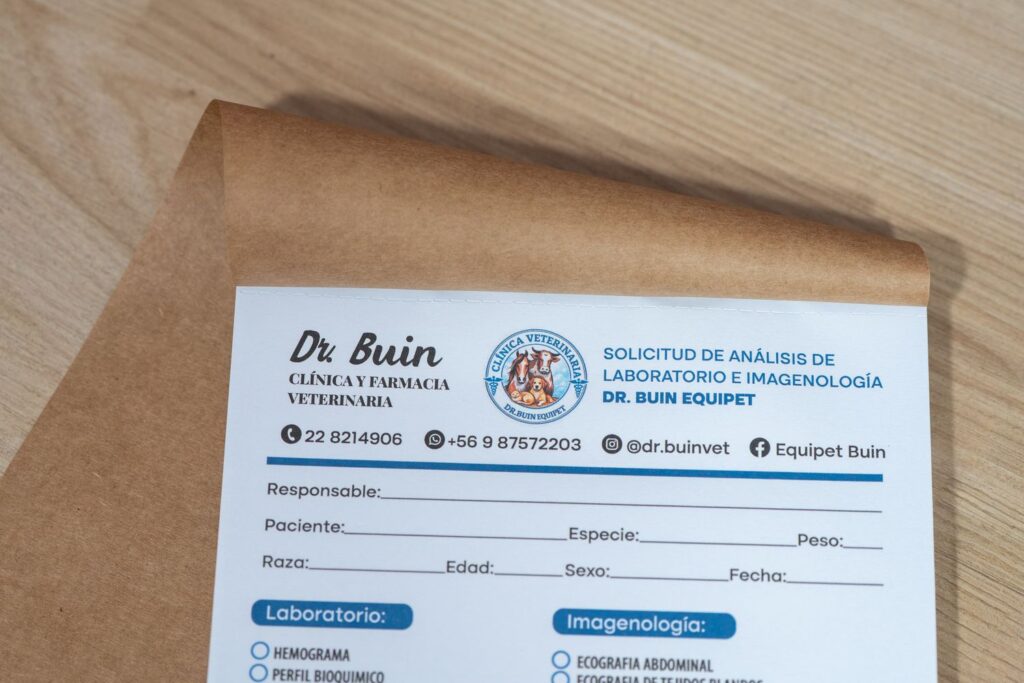 Talonario de recetas médicas veterinarias personalizado, con tapa kraft y prepicado, fabricado profesionalmente en Imprenta Buin.