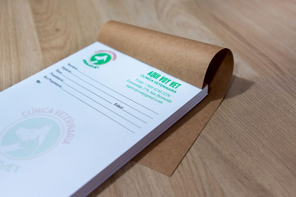 Dos talonarios de recetarios veterinarios personalizados en papel bond con tapa kraft, impresos para clínica Aquí Voy Vet.