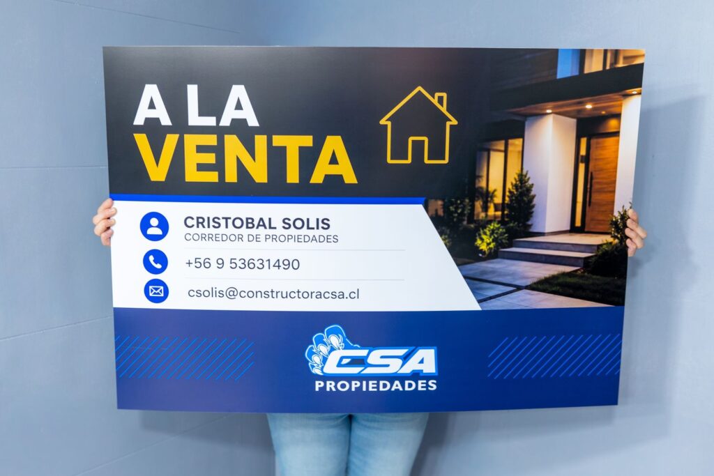 Letrero rígido de Trovicel impreso con gráfica de Se Vende para corredor de propiedades sostenido por una persona