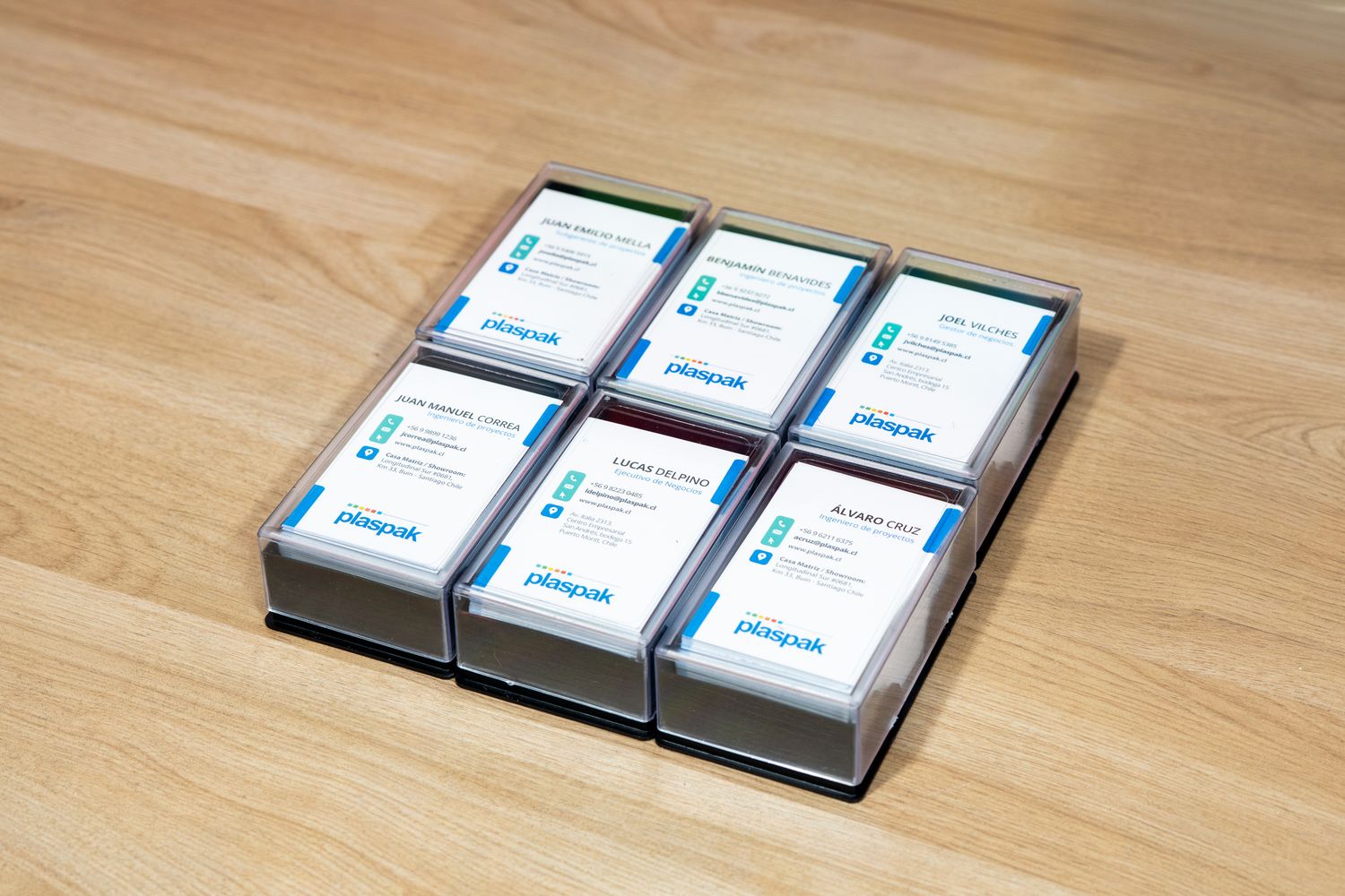 Tarjetas corporativas laminadas con código QR y datos de contacto impresas full color