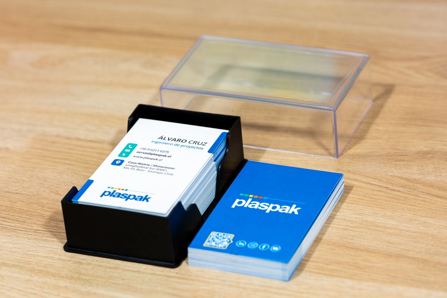 Tarjetas de presentación laminadas impresas para empresa Plaspak en papel couché 300 g
