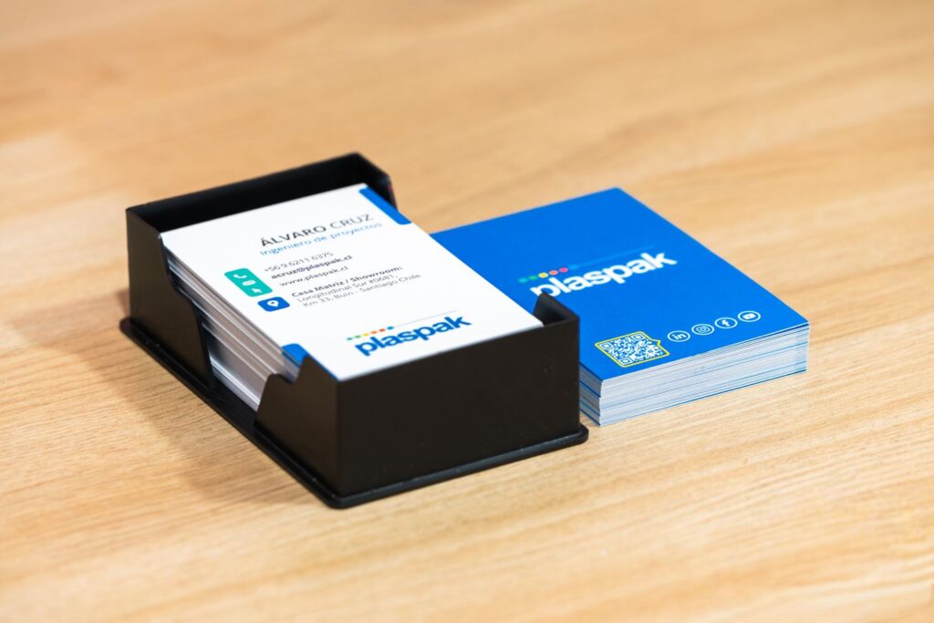Tarjetas de presentación laminadas impresas para empresa Plaspak en papel couché 300 g