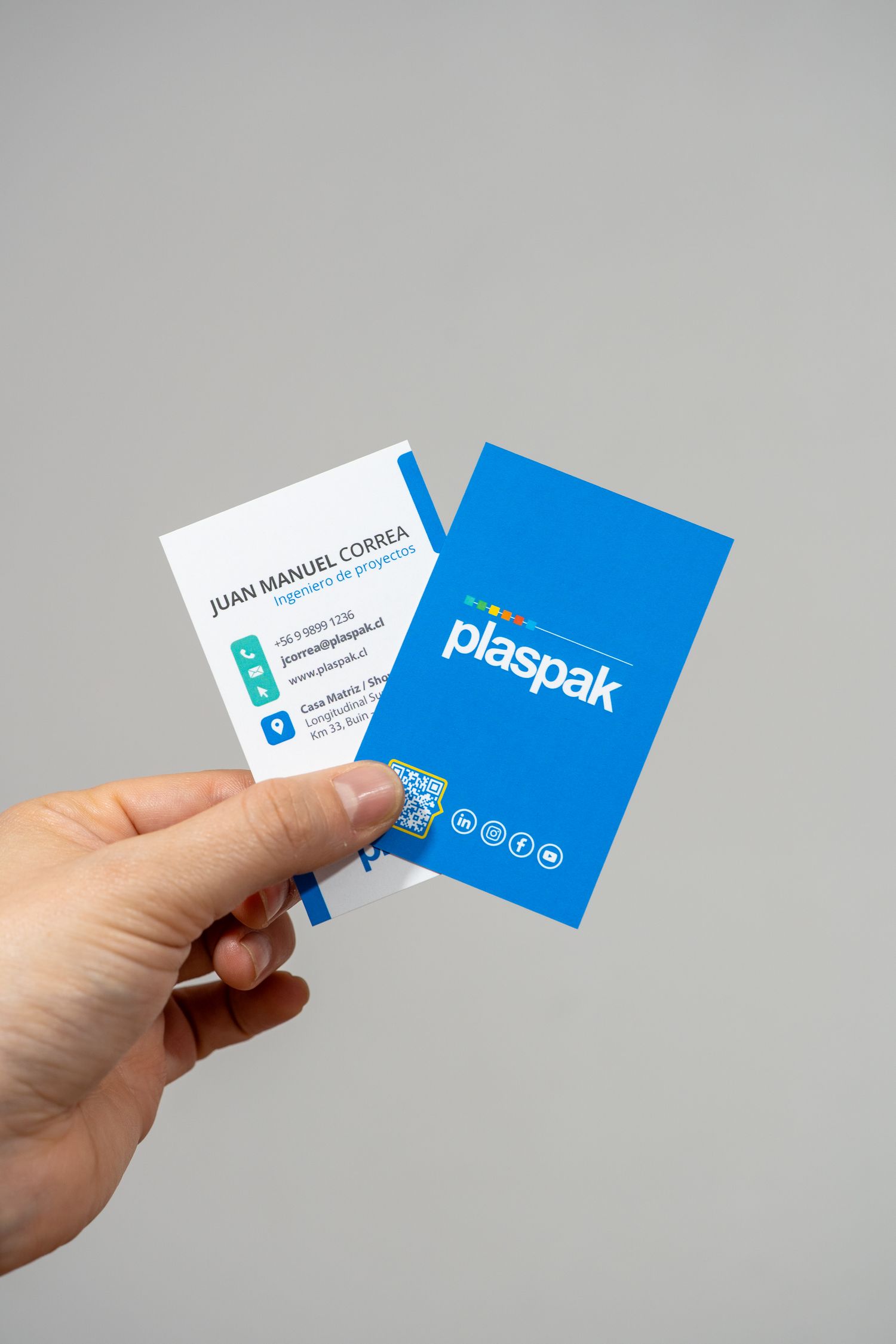 Tarjetas corporativas laminadas con código QR y datos de contacto impresas full color