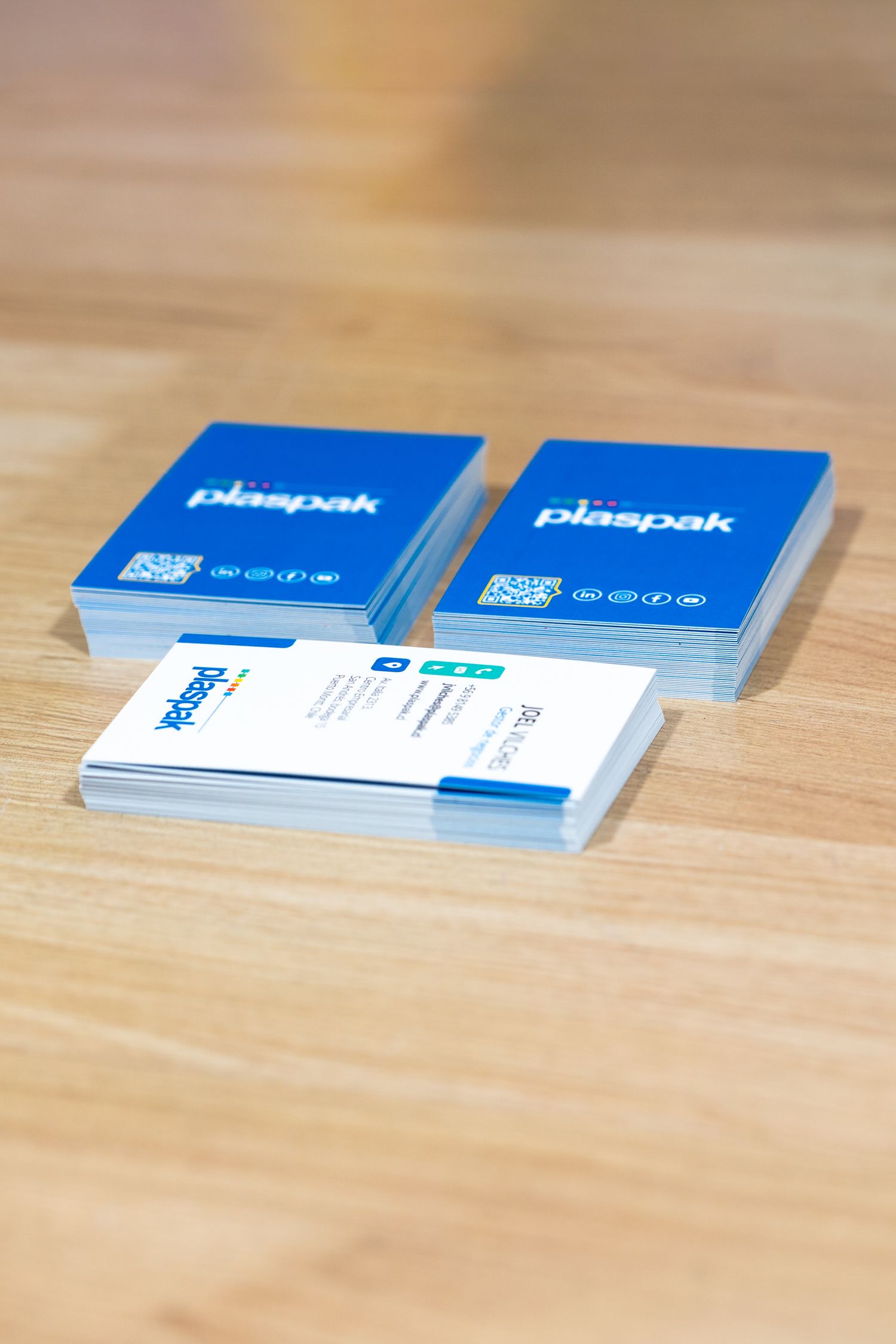 Tarjetas de presentación laminadas impresas para empresa Plaspak en papel couché 300 g