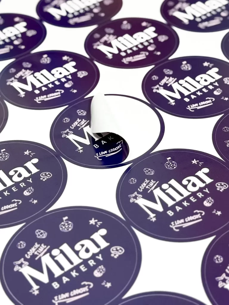 Stickers circulares impresos sobre una lámina antes del corte