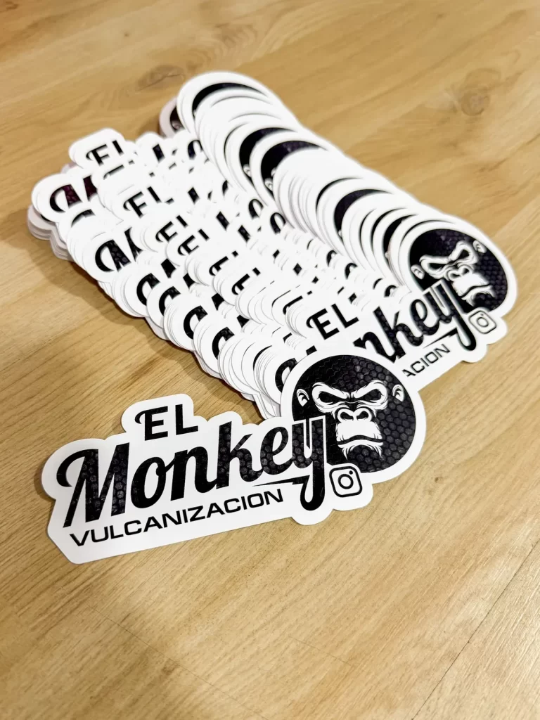 Stickers troquelados con contorno blanco y separación visible del corte