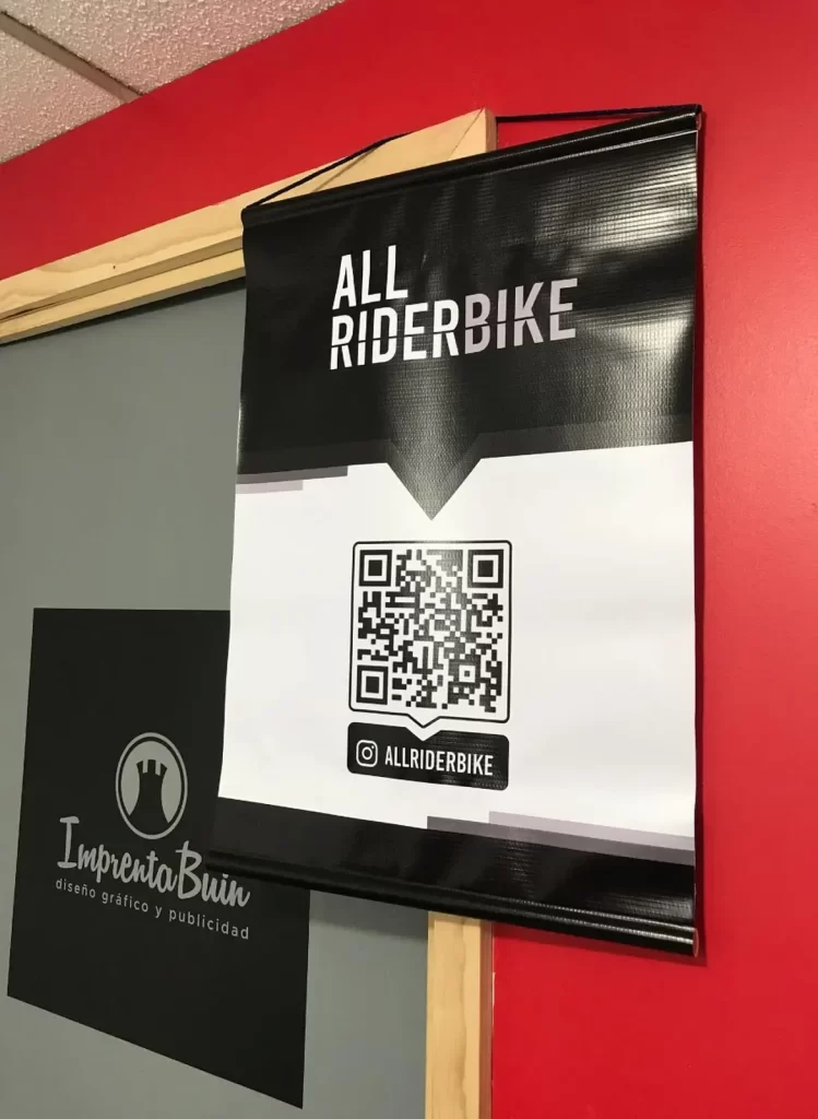 Cartel impreso con código QR instalado en una superficie vertical