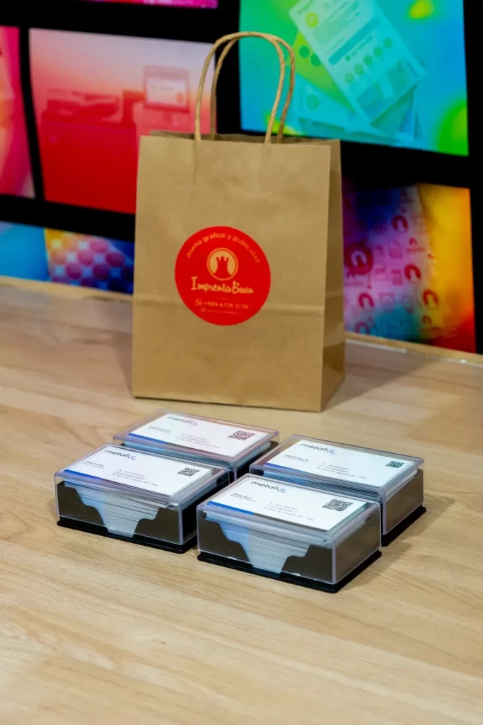 Bolsa de papel cerrada con un adhesivo circular de marca