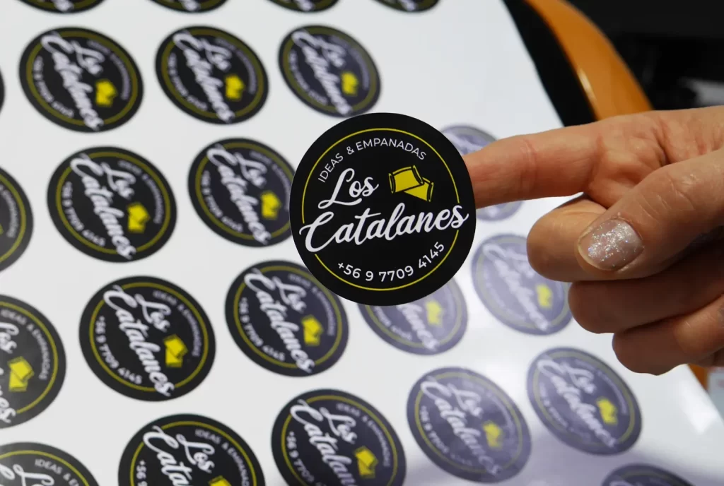 Etiquetas circulares impresas y retiradas manualmente desde el pliego