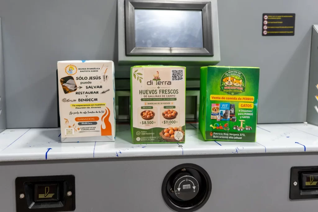 Envases con etiquetas impresas presentados sobre una superficie metálica