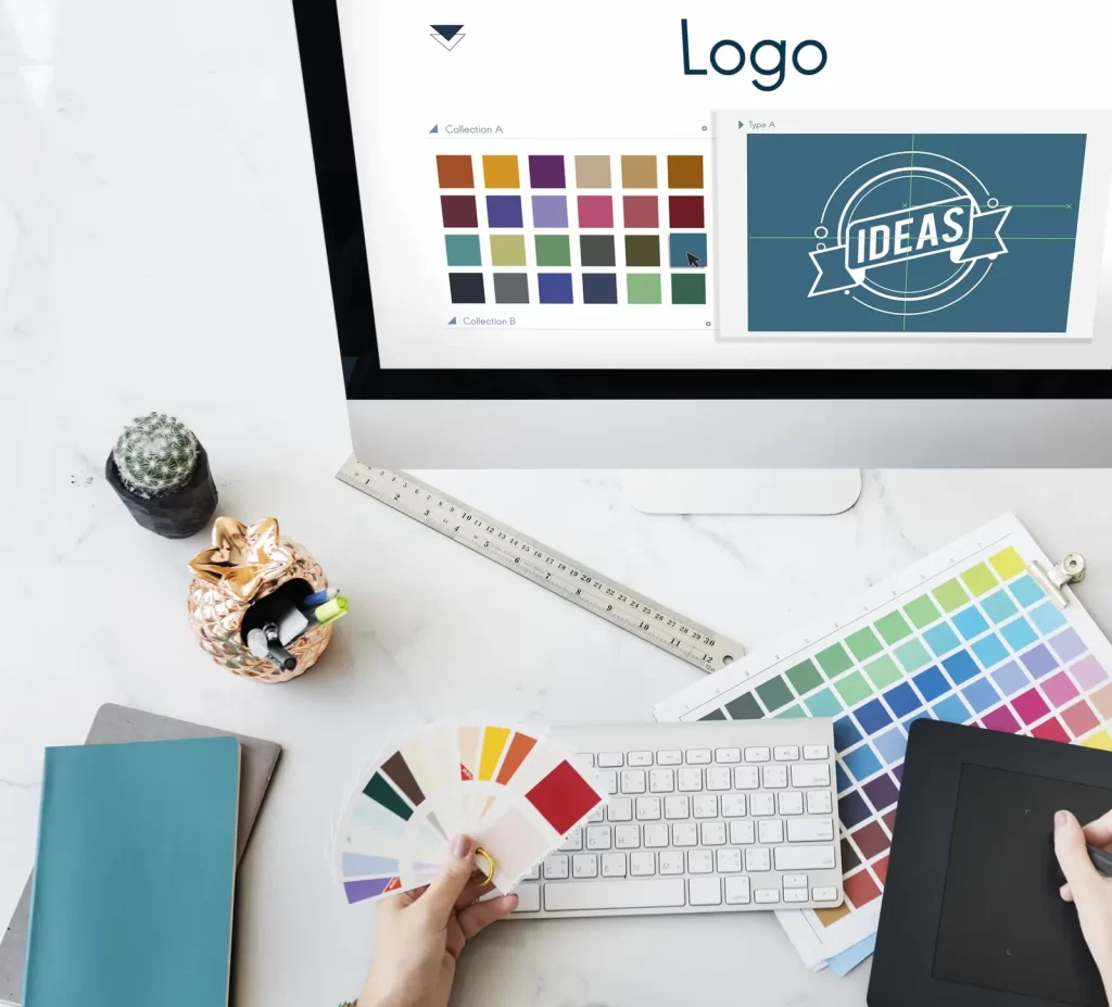 Mesa de diseño con logotipo y referencias de color en pantalla