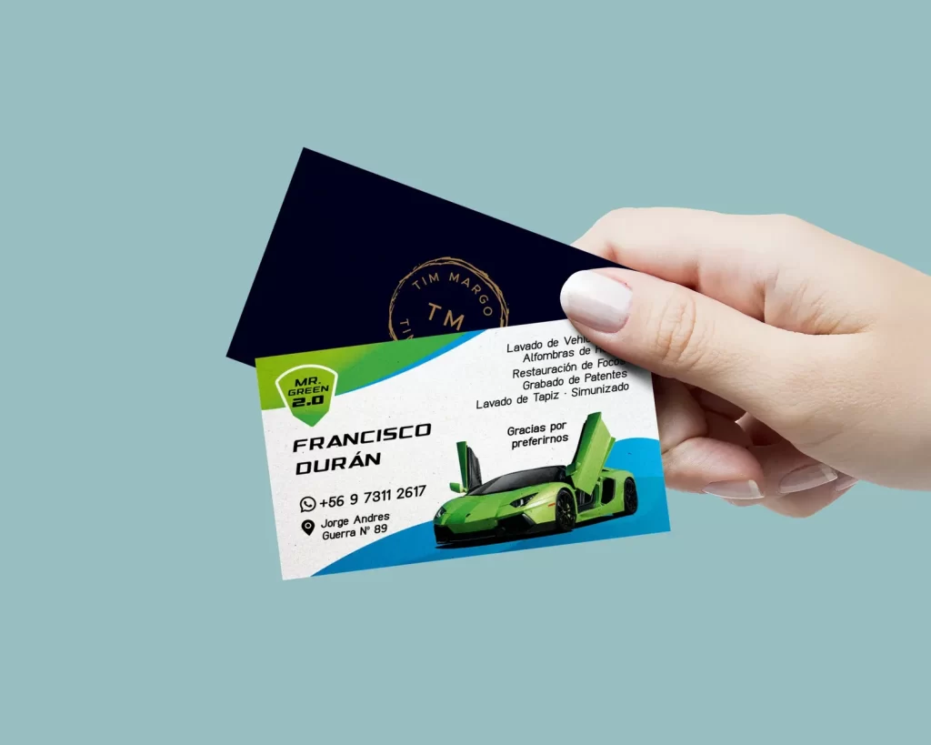 Tarjeta personalizada de un integrante sostenida junto a otra versión