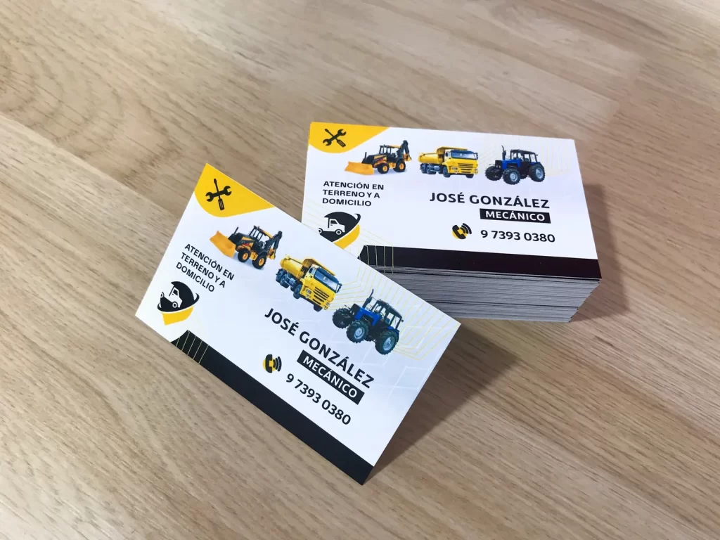 Tarjetas de presentación con nombres y datos diferentes