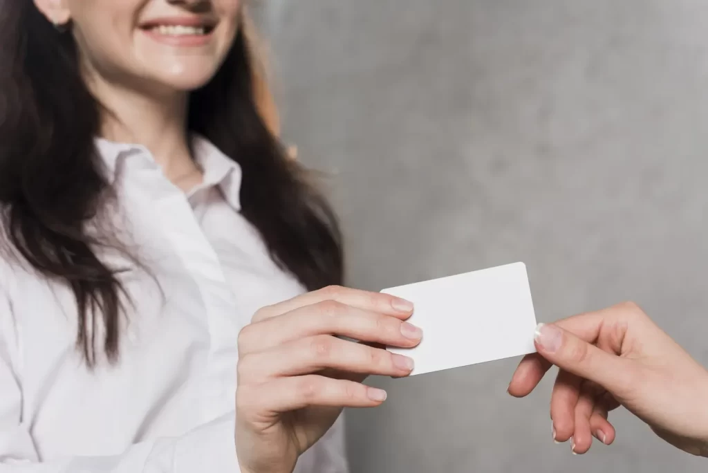 Persona sosteniendo una tarjeta blanca para comparar superficie y tacto