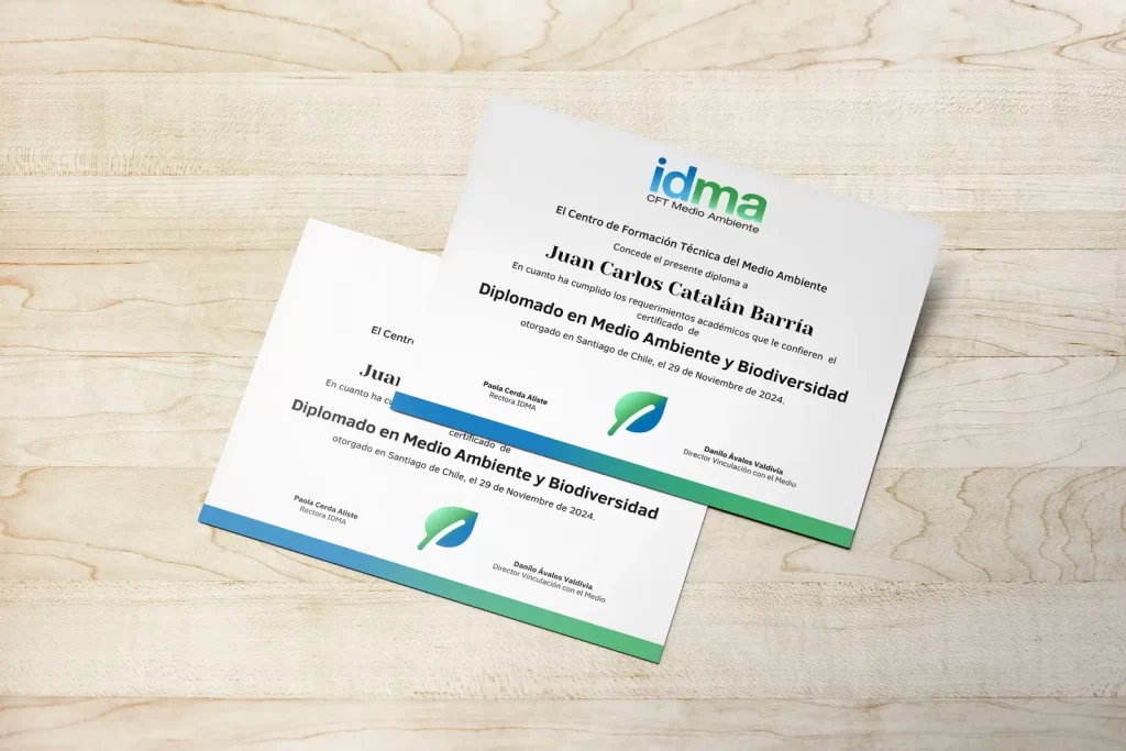 Diplomas impresos con nombres individuales sobre una mesa