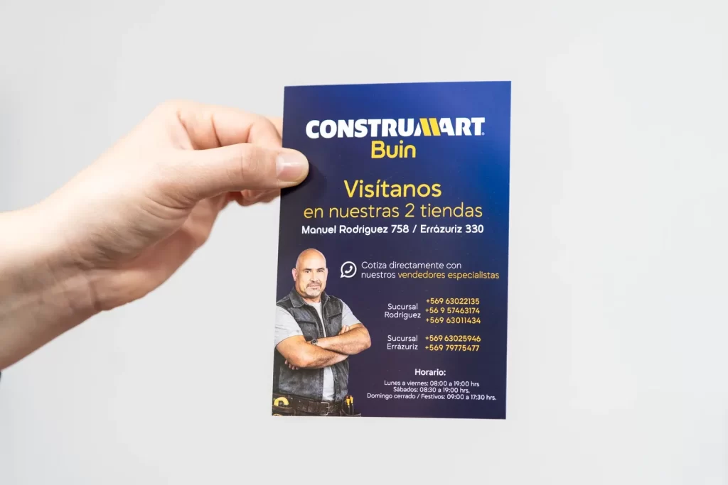 Flyer impreso sostenido de frente para revisar su distribución