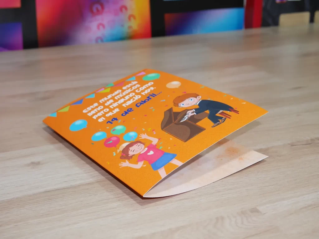 Folleto plegado abierto sobre una mesa