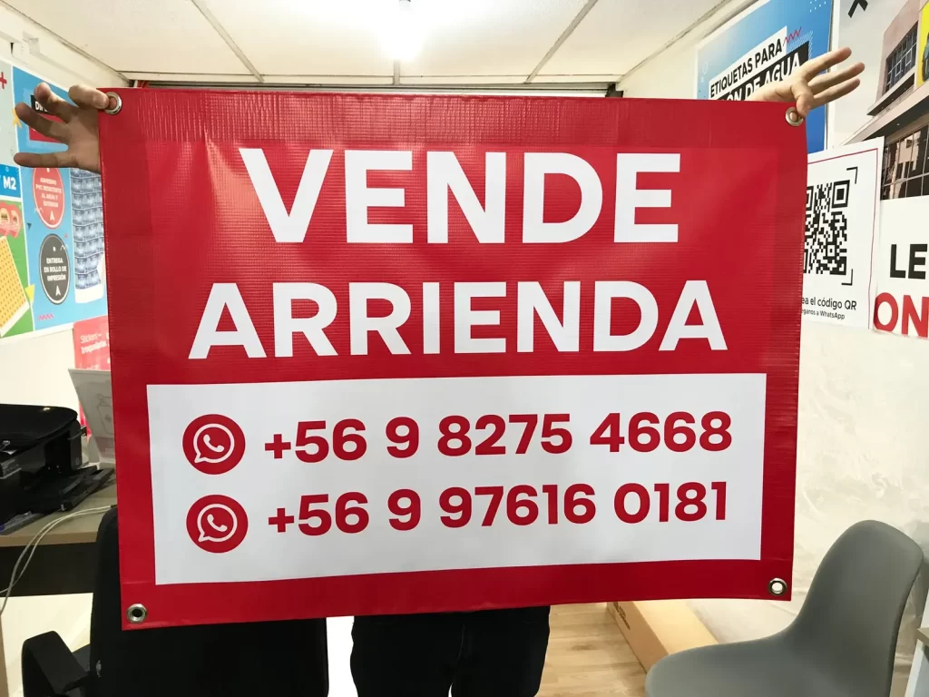 Lona PVC con ojetillos sostenida desde sus esquinas