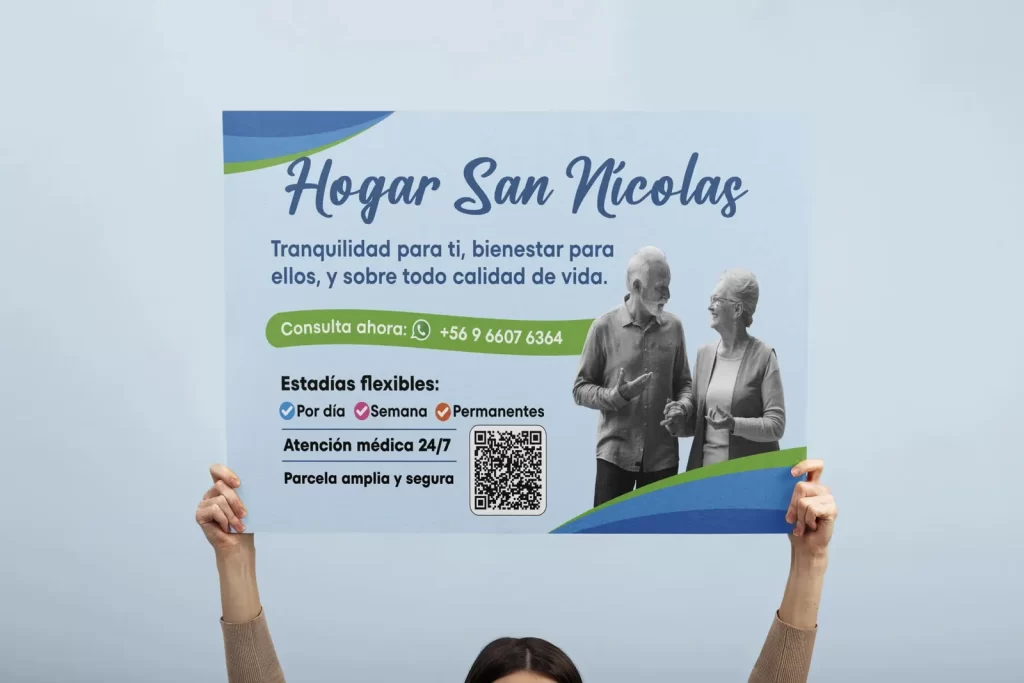Señal informativa sostenida en el lugar donde será utilizada